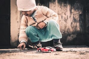 おもちゃで遊ぶ子供のかわいい写真を撮るコツは？